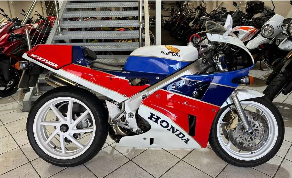 A 1989 HONDA VFR750 RC30 www.sellingyourbike.co.uk A 1989 HONDA VFR750 RC30 www.sellingyourbike.co.uk