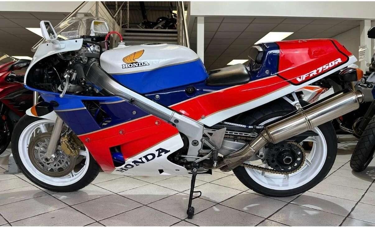 A 1989 HONDA VFR750 RC30 www.sellingyourbike.co.uk A 1989 HONDA VFR750 RC30 www.sellingyourbike.co.uk