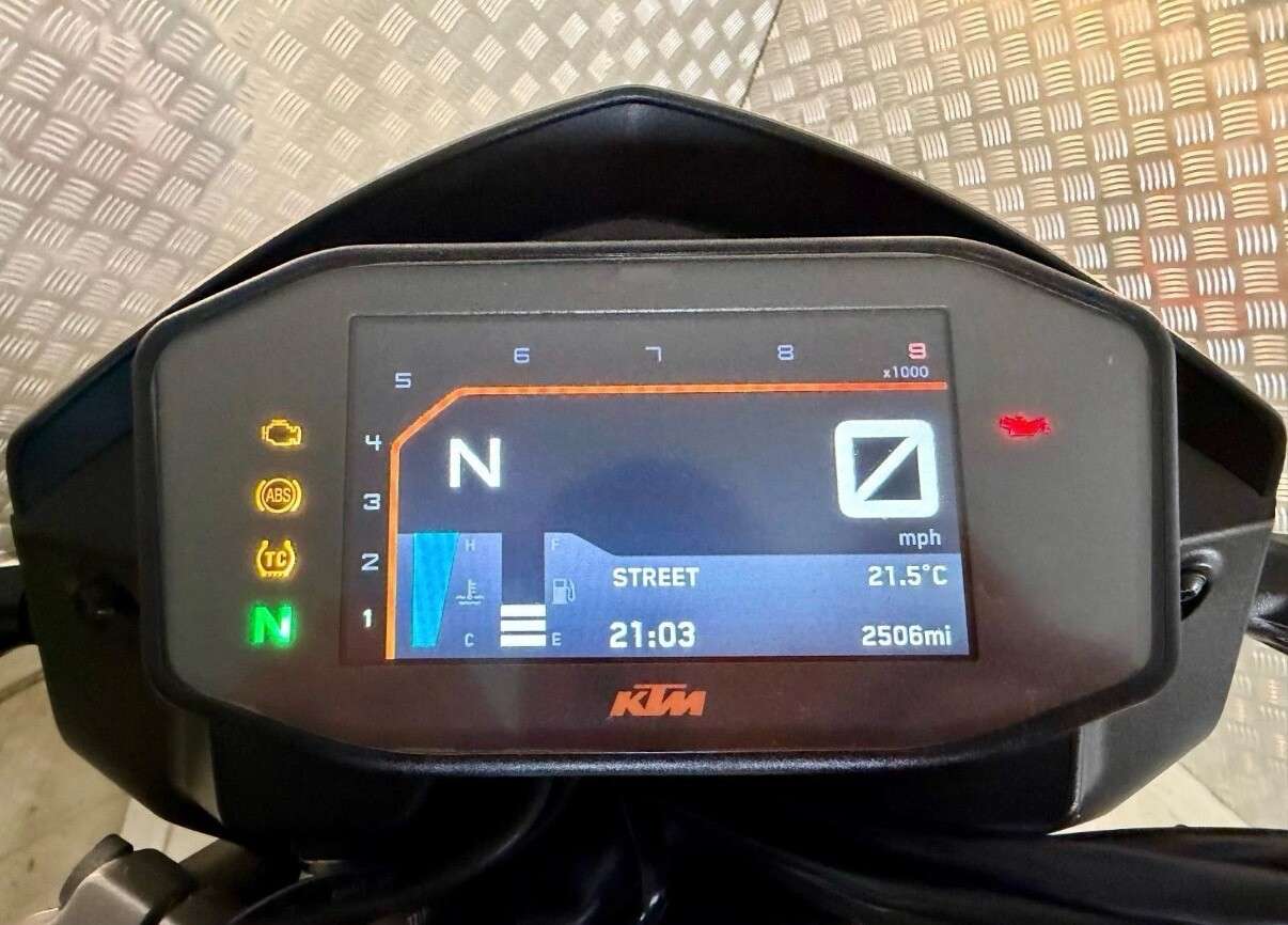 A 2019 KTM 690 DUKE www.sellingyourbike.co.uk A 2019 KTM 690 DUKE www.sellingyourbike.co.uk