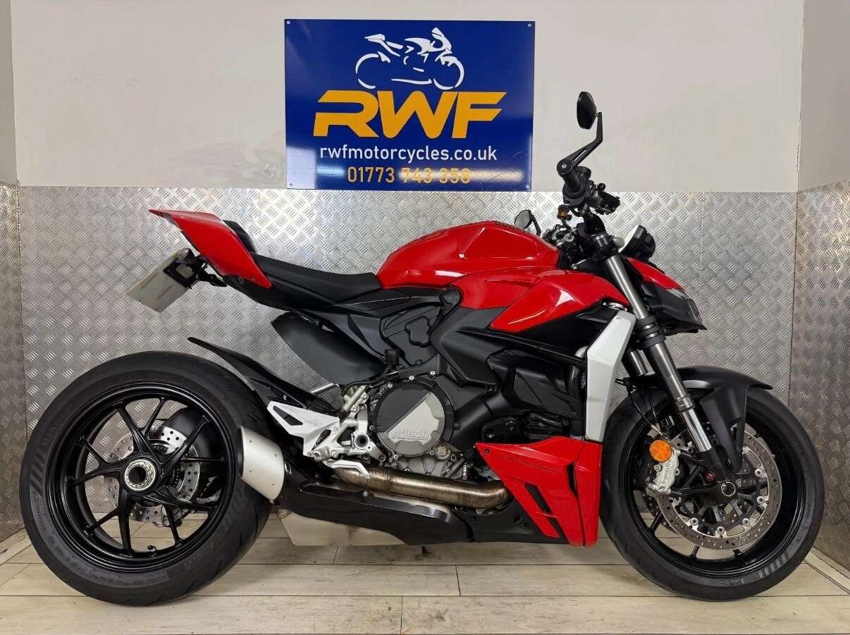 A 2022 DUCATI STREETFIGHTER V2 www.sellingyourbike.co.uk A 2022 DUCATI STREETFIGHTER V2 www.sellingyourbike.co.uk