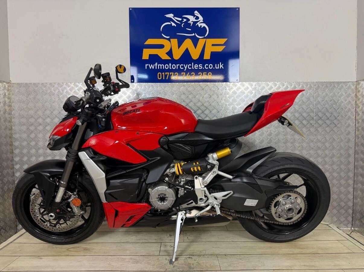 A 2022 DUCATI STREETFIGHTER V2 www.sellingyourbike.co.uk A 2022 DUCATI STREETFIGHTER V2 www.sellingyourbike.co.uk