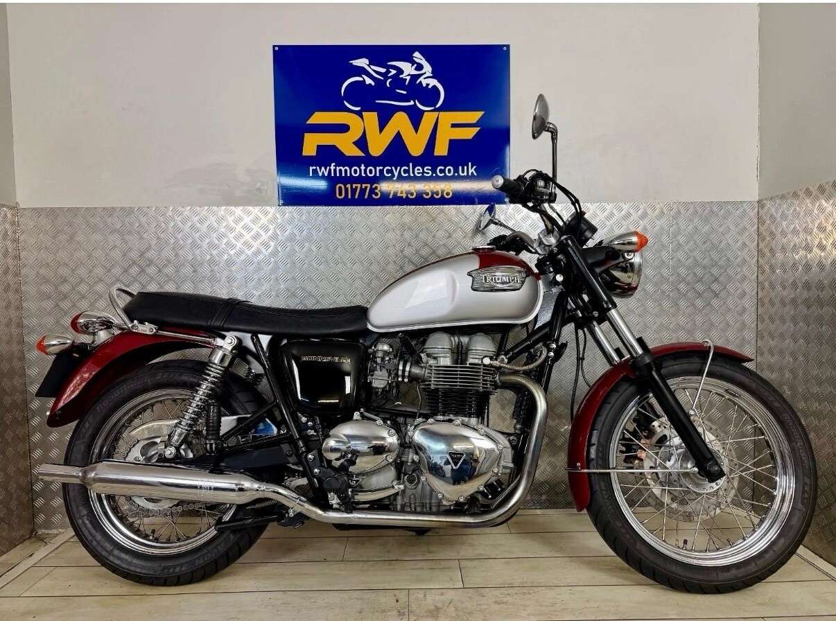 A 2001 TRIUMPH BONNEVILLE T100 790cc www.sellingyourbike.co.uk A 2001 TRIUMPH BONNEVILLE T100 790cc www.sellingyourbike.co.uk