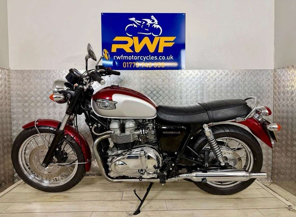 A 2001 TRIUMPH BONNEVILLE T100 790cc www.sellingyourbike.co.uk A 2001 TRIUMPH BONNEVILLE T100 790cc www.sellingyourbike.co.uk