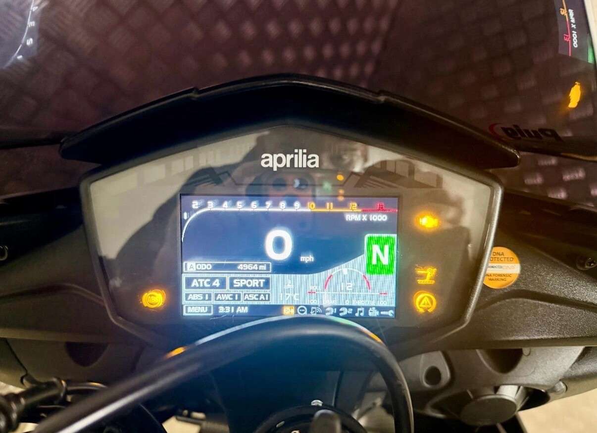 A 2021 APRILIA TUONO 1100 V4 1100 Factory www.sellingyourbike.co.uk A 2021 APRILIA TUONO 1100 V4 1100 Factory www.sellingyourbike.co.uk