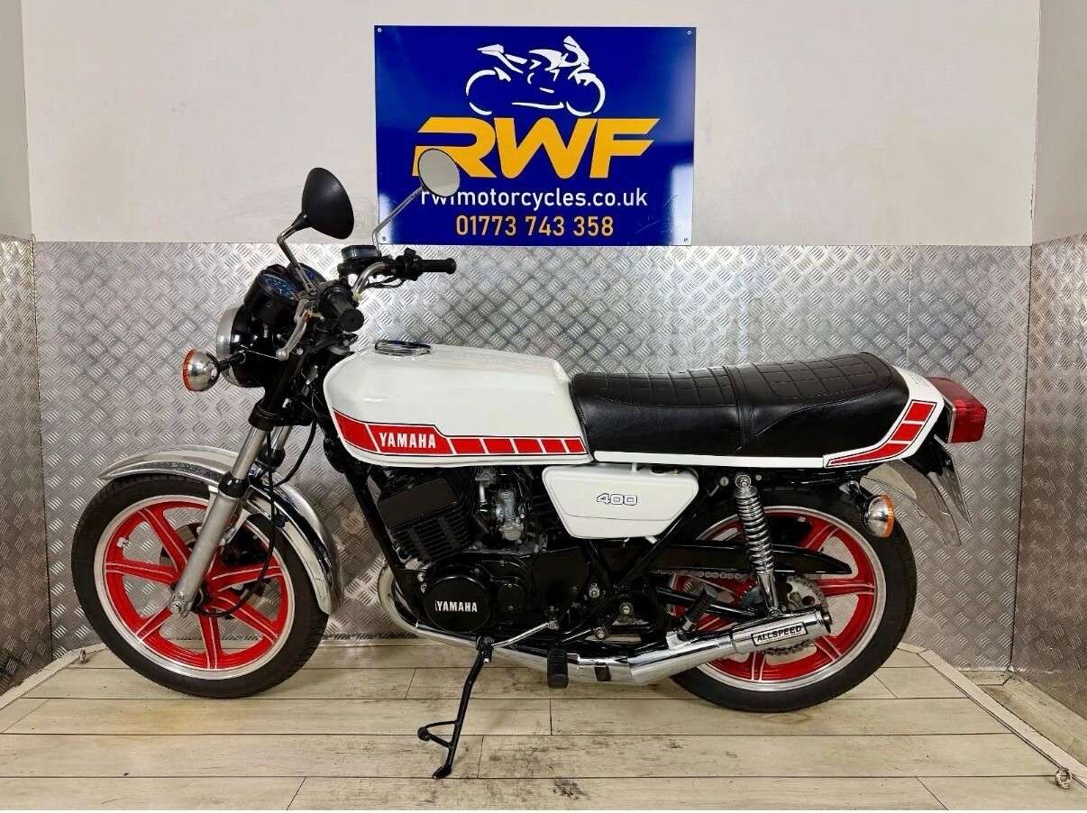 A 1981 YAMAHA RD400 www.sellingyourbike.co.uk A 1981 YAMAHA RD400 www.sellingyourbike.co.uk