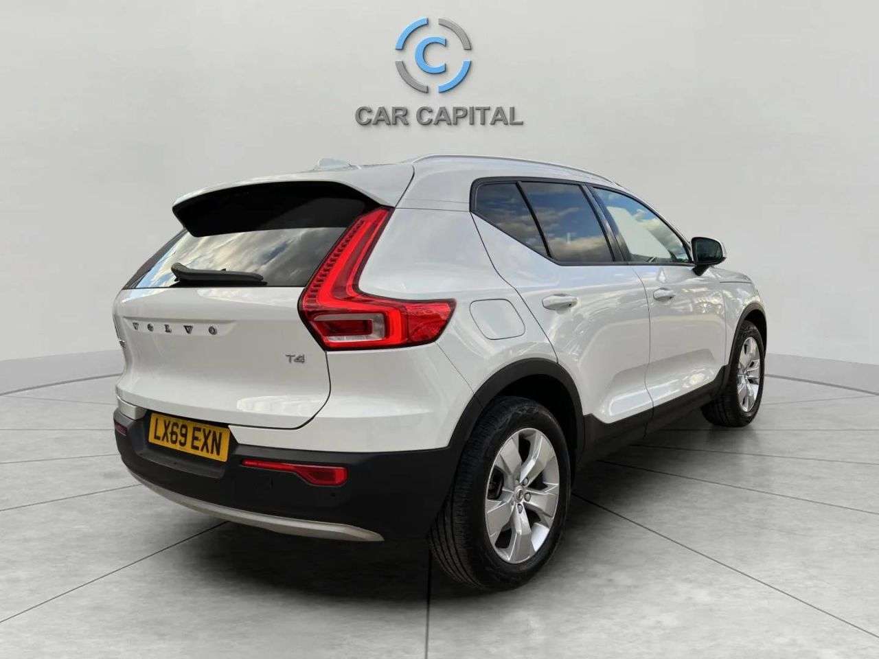 2019 VOLVO XC40 2019 VOLVO XC40