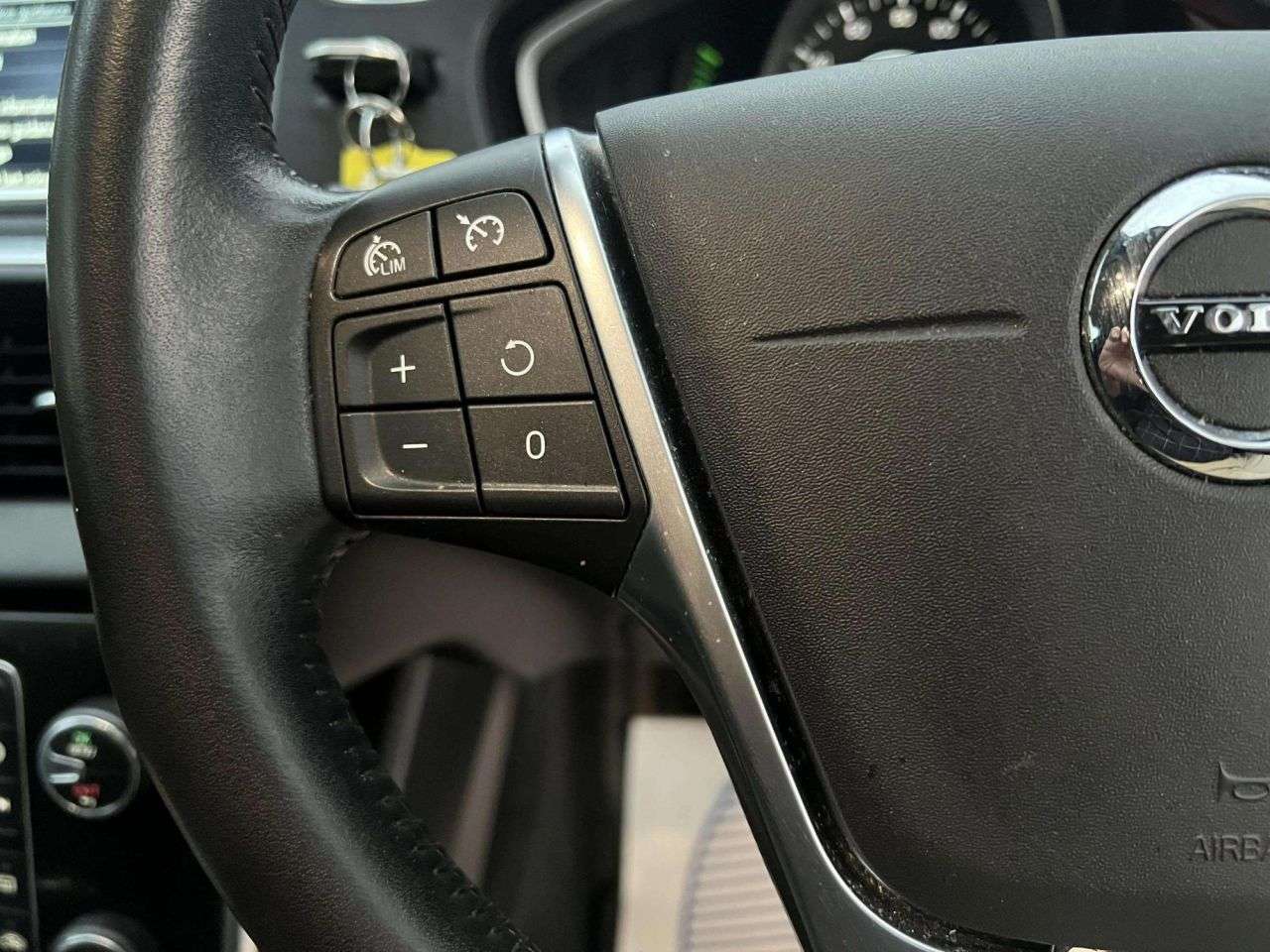 2016 VOLVO V40 2016 VOLVO V40