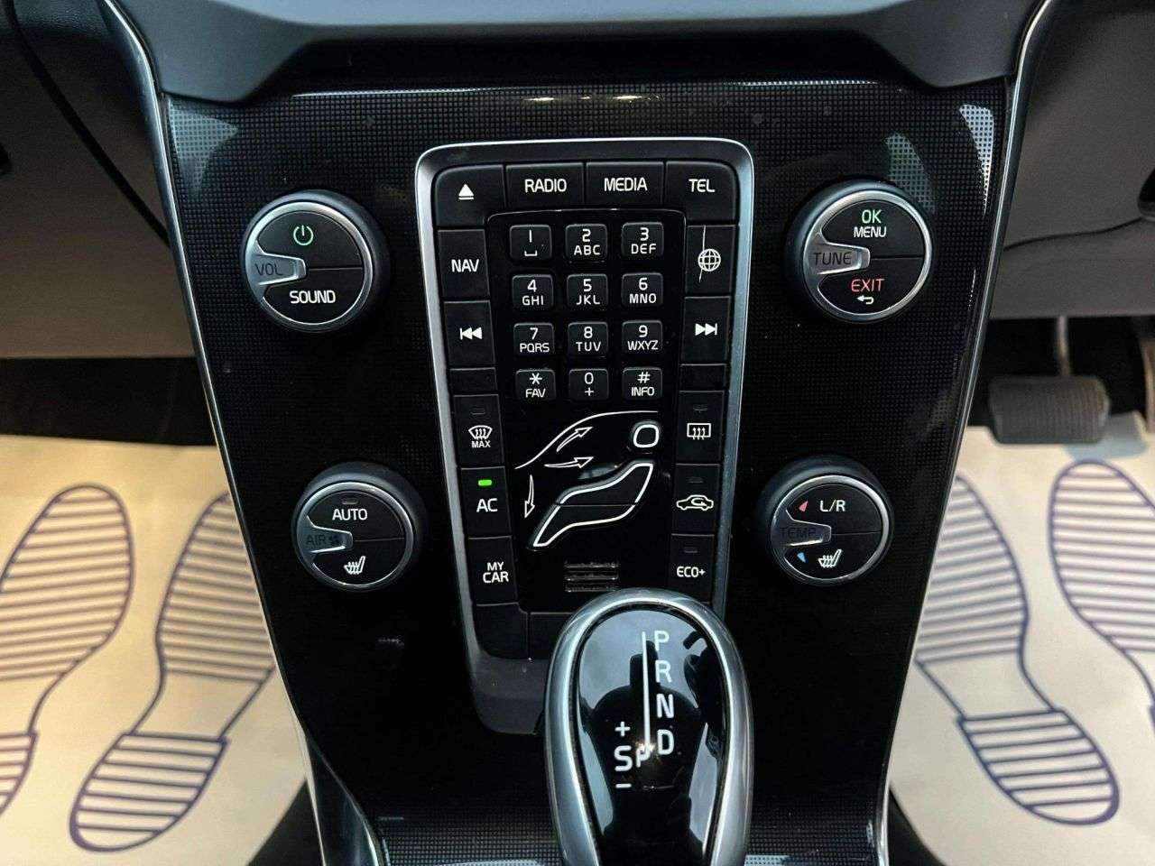 2016 VOLVO V40 2016 VOLVO V40