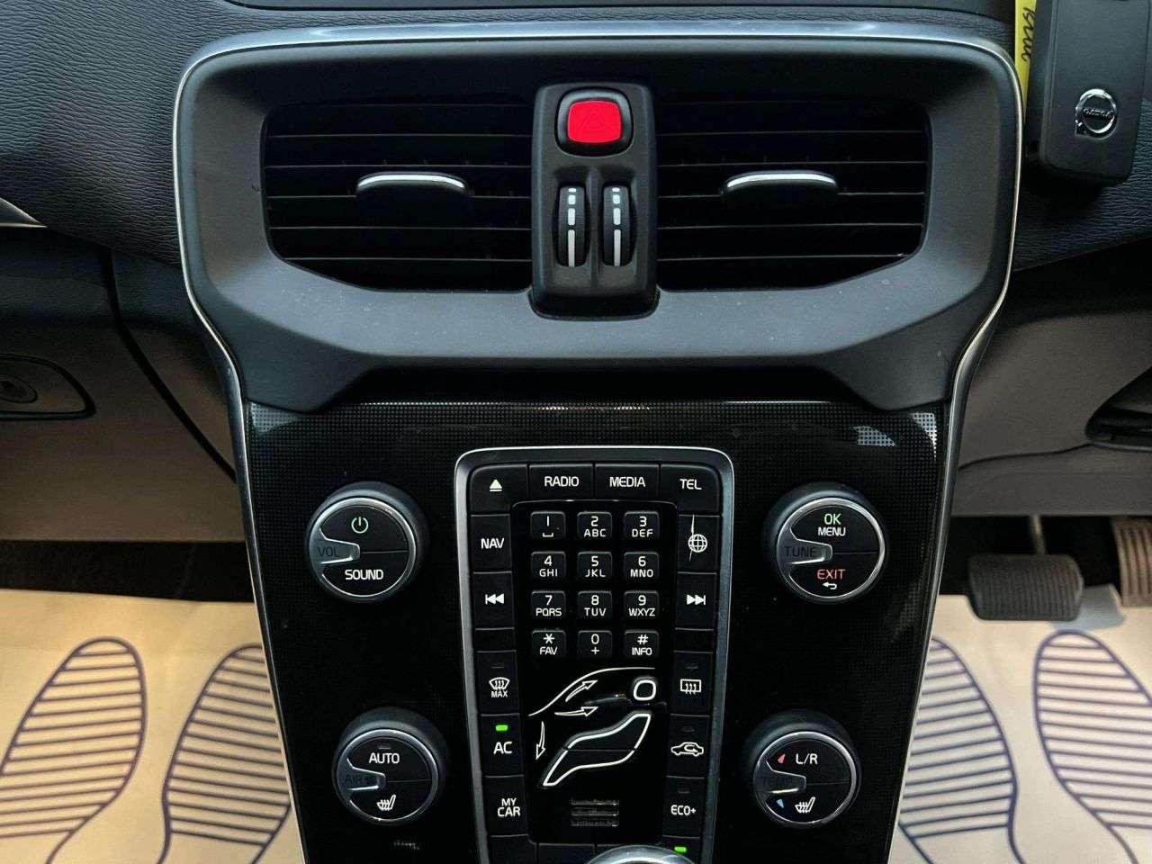 2016 VOLVO V40 2016 VOLVO V40