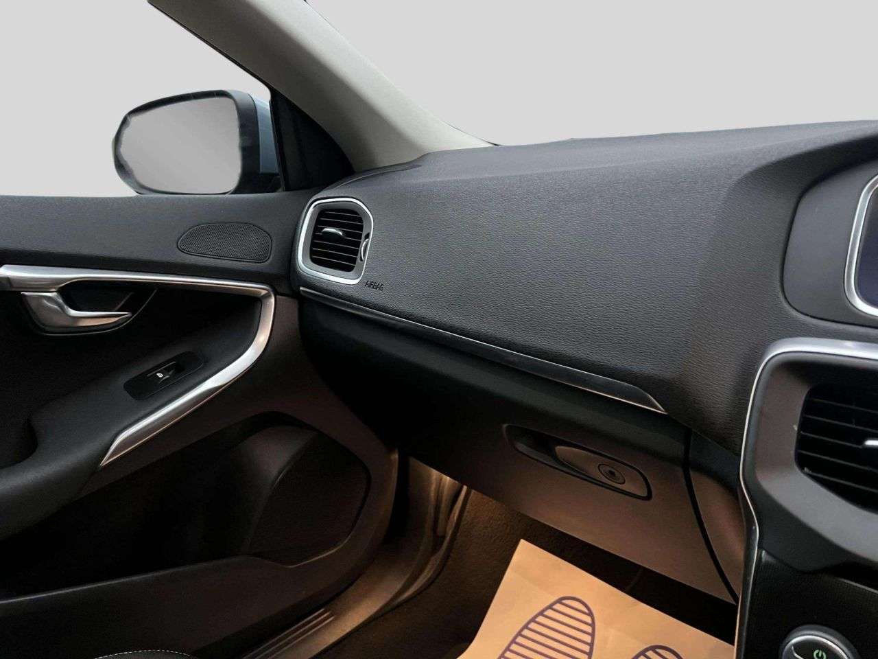 2016 VOLVO V40 2016 VOLVO V40