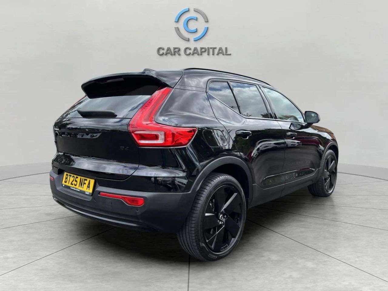2025 VOLVO XC40 2025 VOLVO XC40
