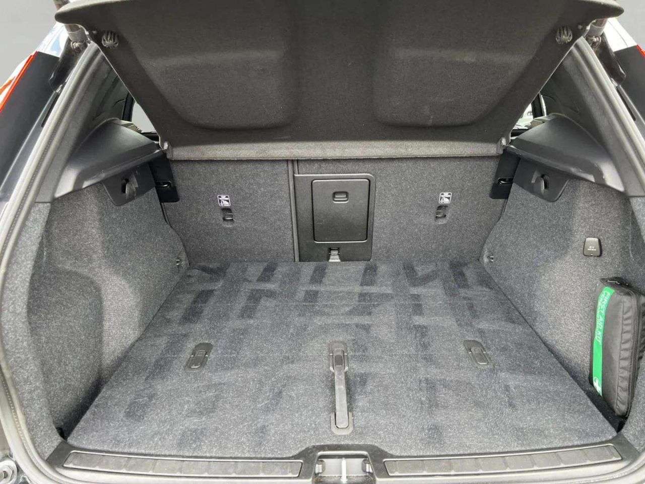 2025 VOLVO XC40 2025 VOLVO XC40