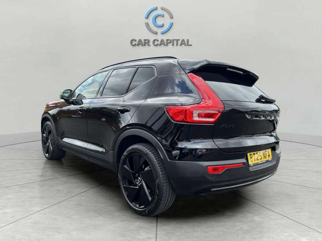 2025 VOLVO XC40 2025 VOLVO XC40