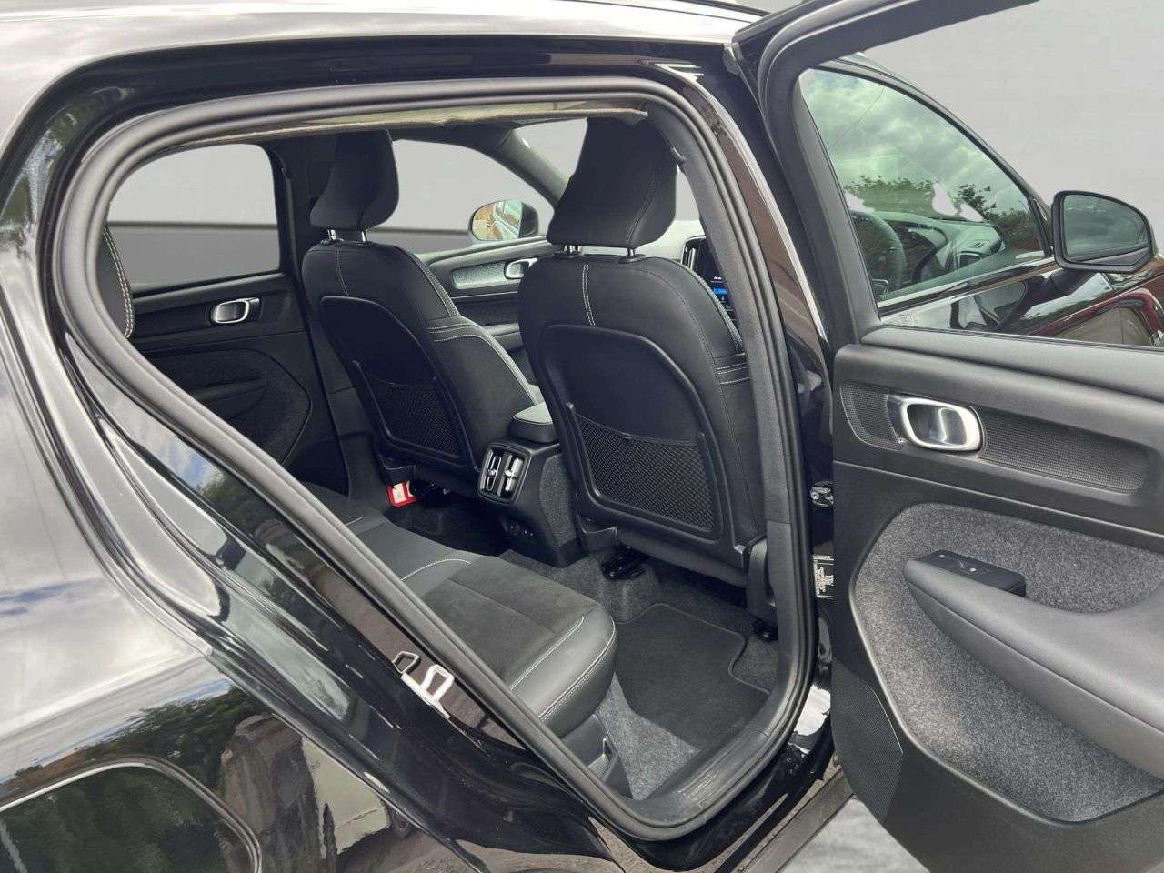 2025 VOLVO XC40 2025 VOLVO XC40