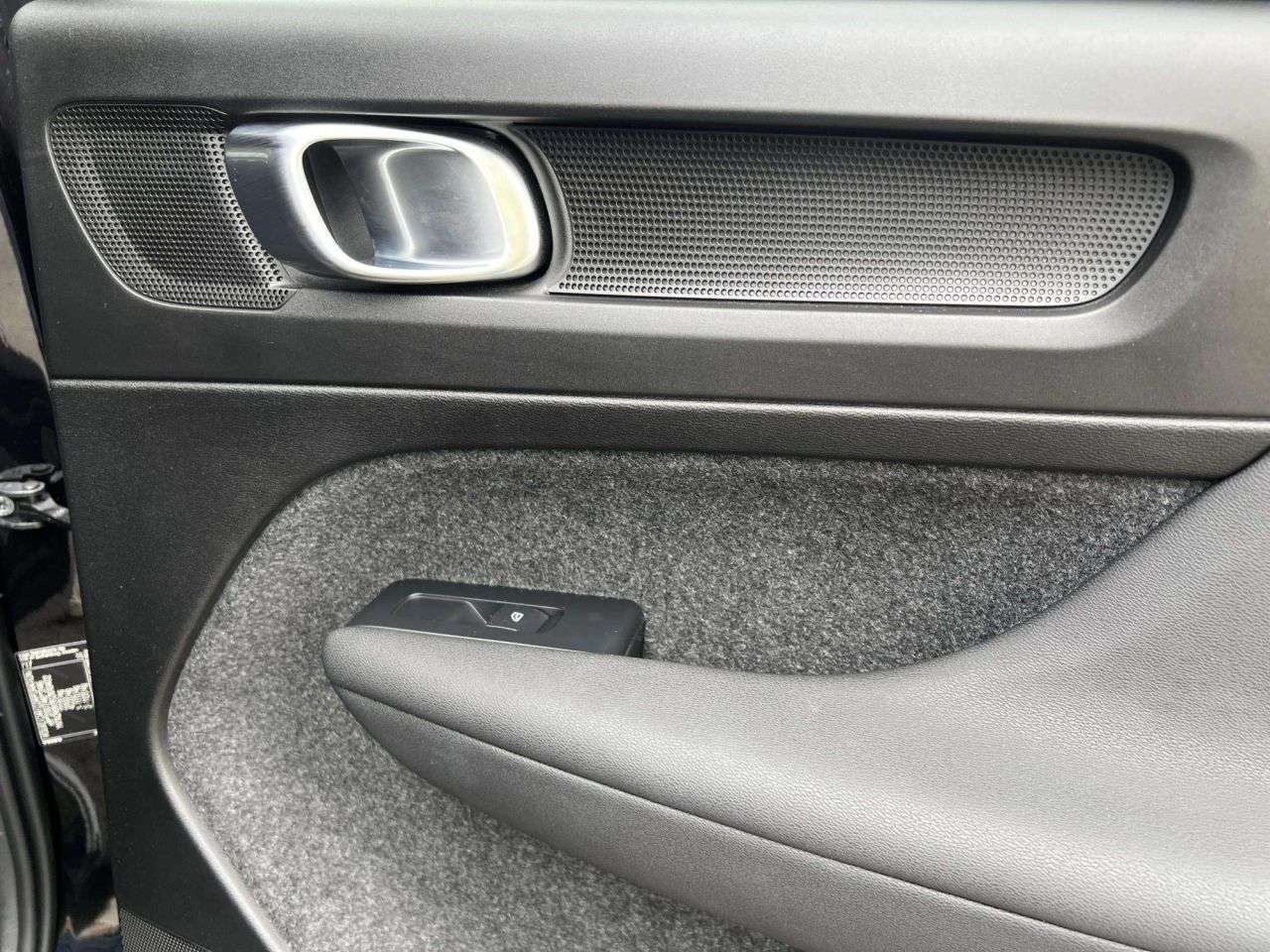 2025 VOLVO XC40 2025 VOLVO XC40