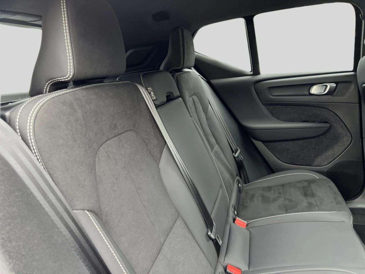 2025 VOLVO XC40 2025 VOLVO XC40