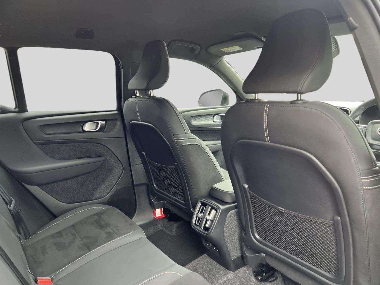 2025 VOLVO XC40 2025 VOLVO XC40