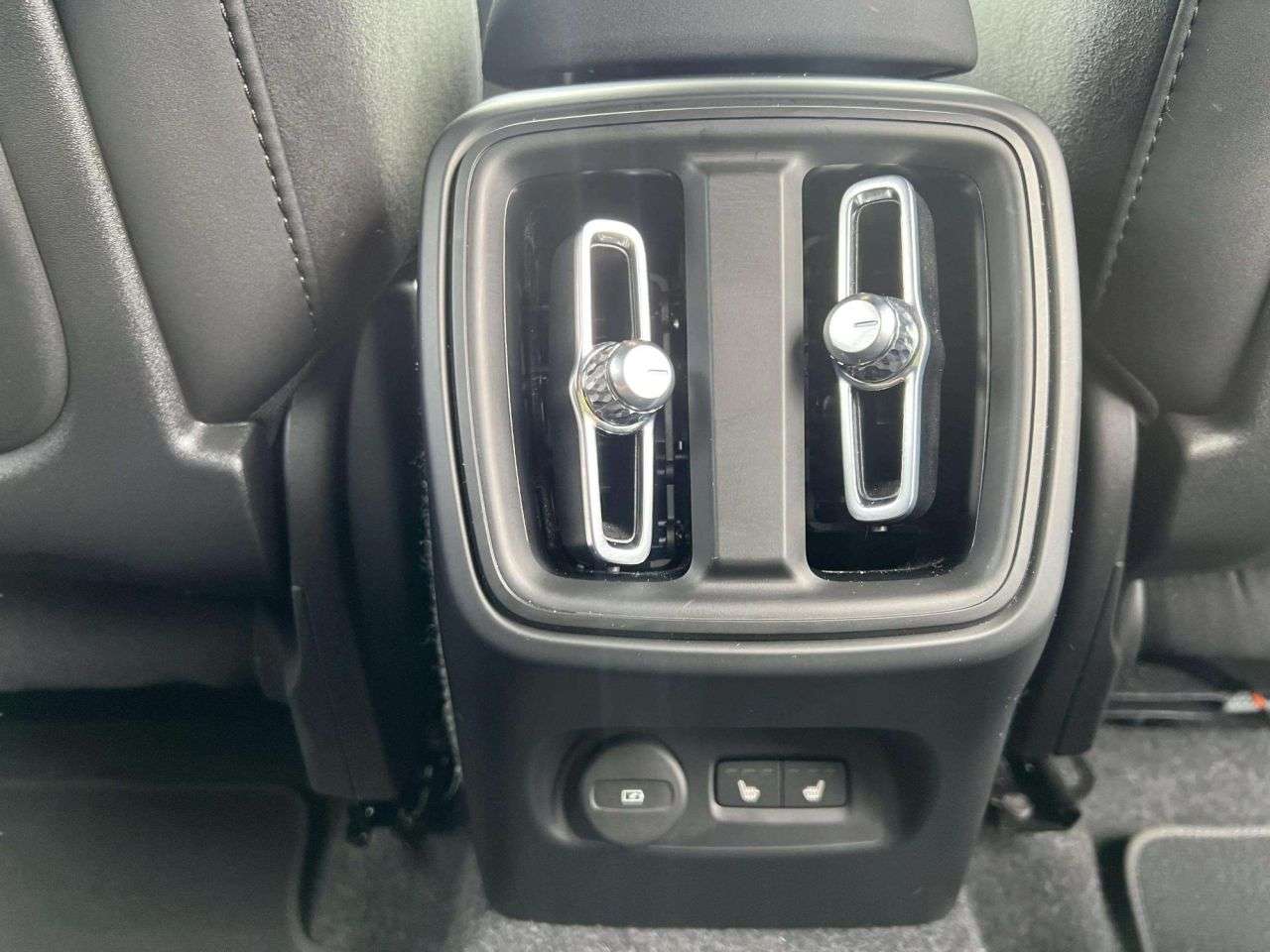2025 VOLVO XC40 2025 VOLVO XC40
