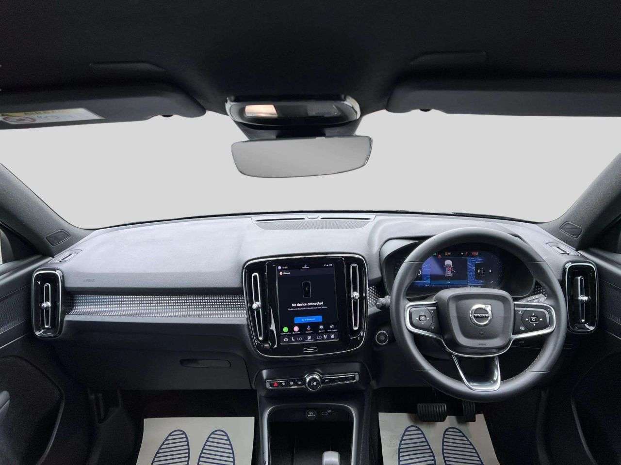 2025 VOLVO XC40 2025 VOLVO XC40