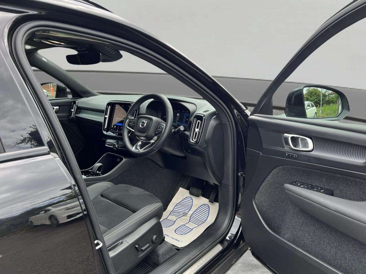 2025 VOLVO XC40 2025 VOLVO XC40