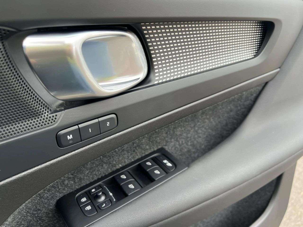 2025 VOLVO XC40 2025 VOLVO XC40