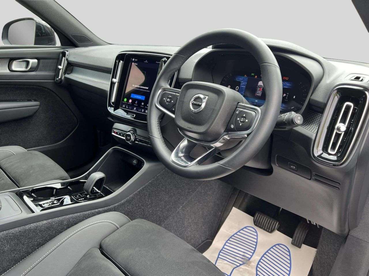 2025 VOLVO XC40 2025 VOLVO XC40
