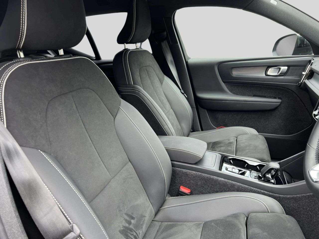 2025 VOLVO XC40 2025 VOLVO XC40