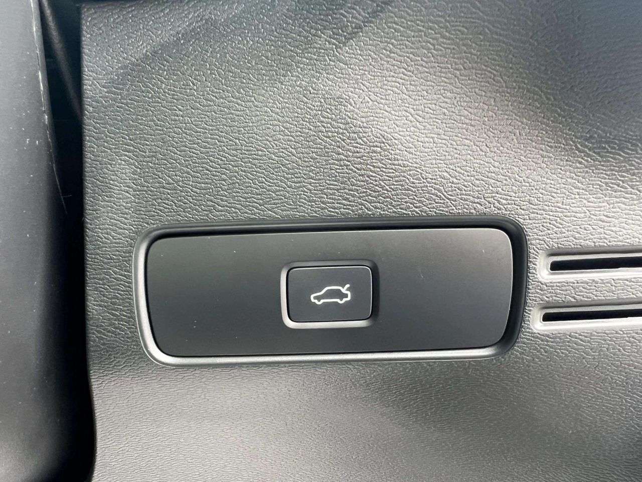 2025 VOLVO XC40 2025 VOLVO XC40