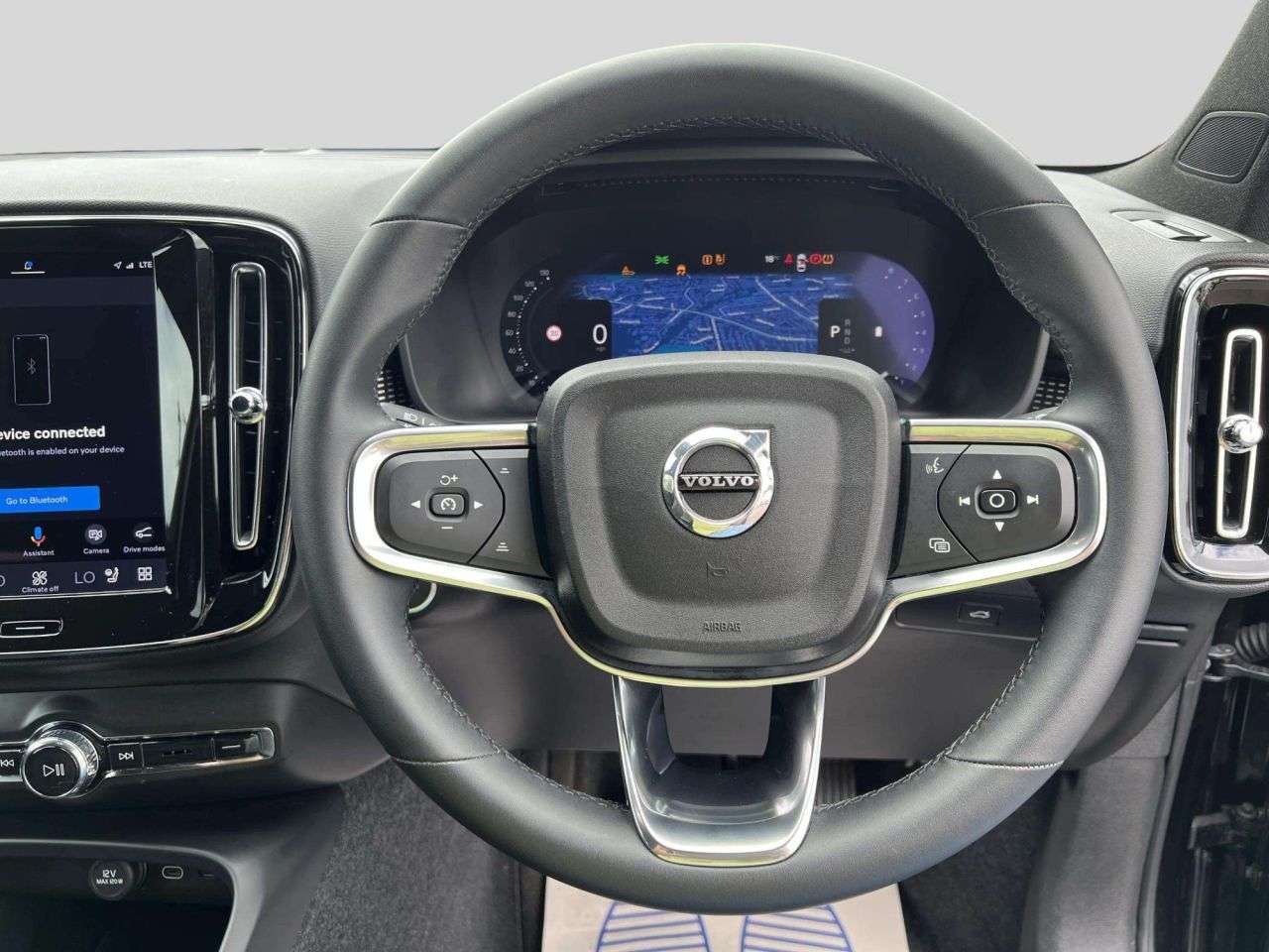 2025 VOLVO XC40 2025 VOLVO XC40