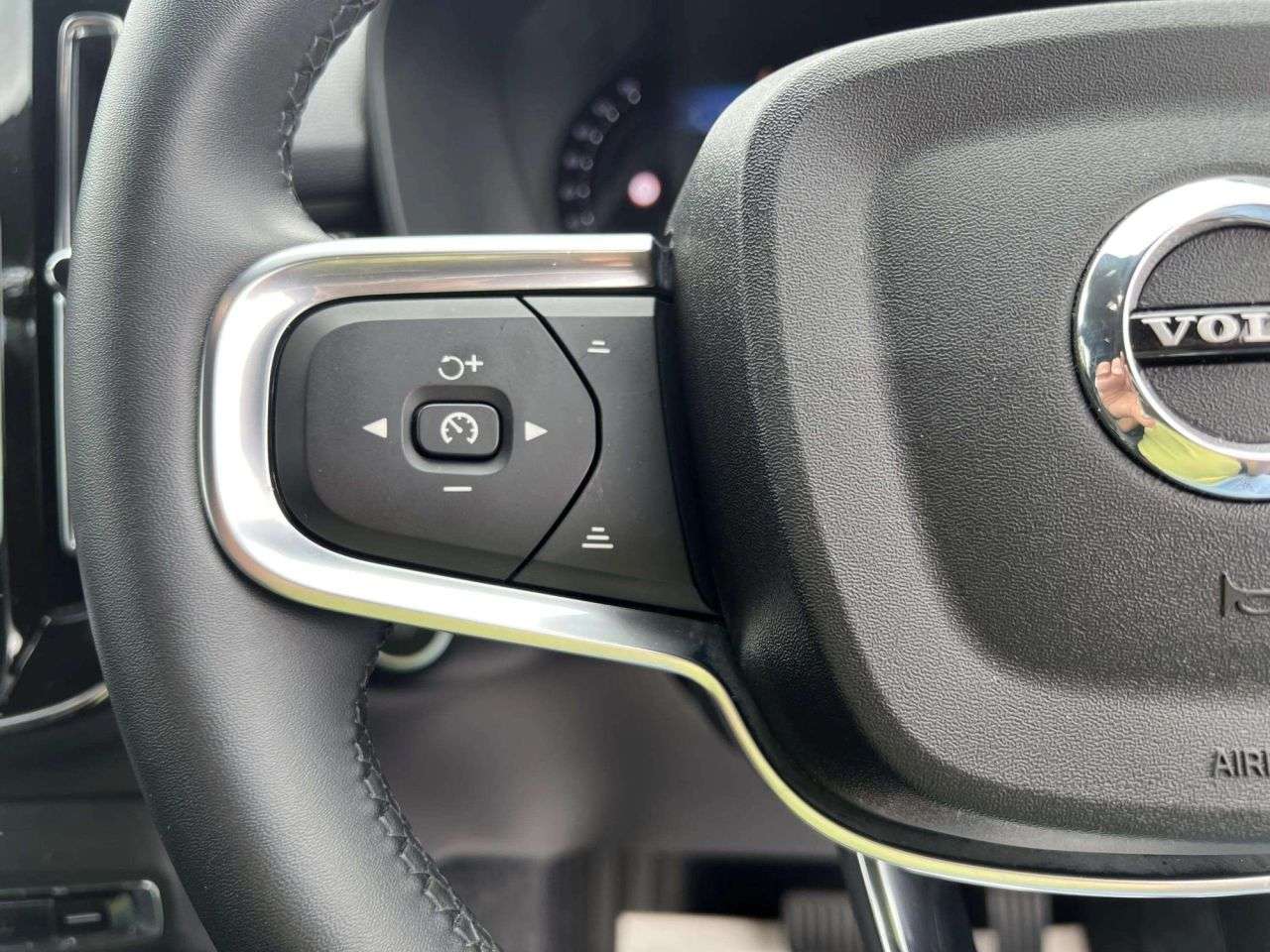 2025 VOLVO XC40 2025 VOLVO XC40