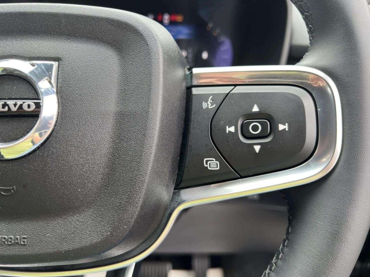 2025 VOLVO XC40 2025 VOLVO XC40