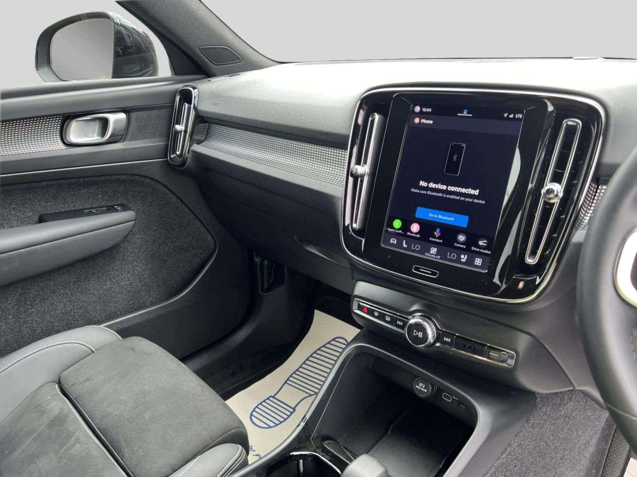 2025 VOLVO XC40 2025 VOLVO XC40