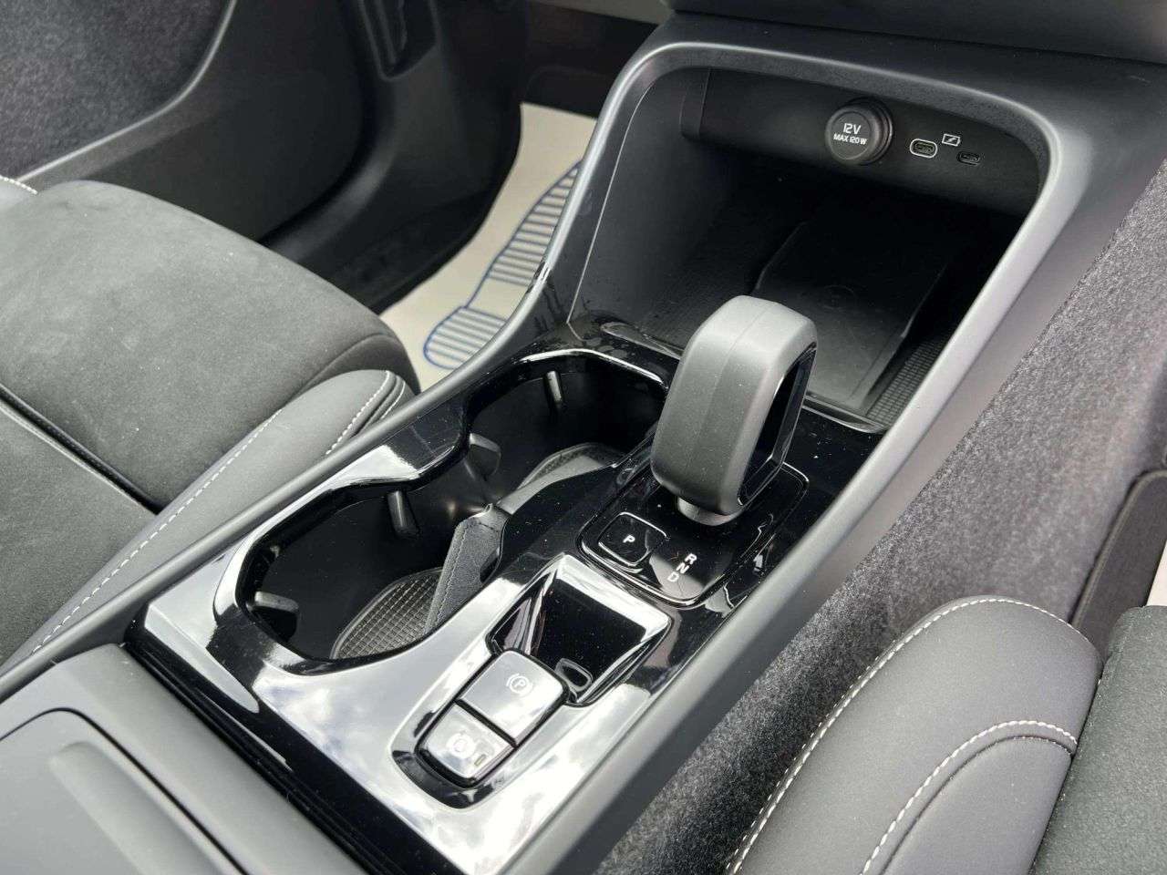 2025 VOLVO XC40 2025 VOLVO XC40