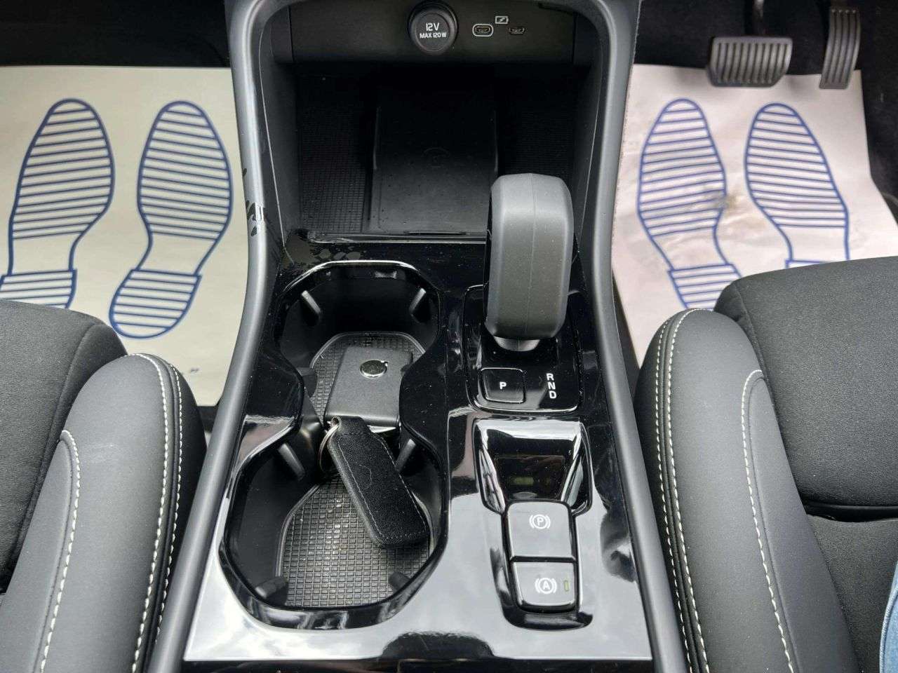 2025 VOLVO XC40 2025 VOLVO XC40