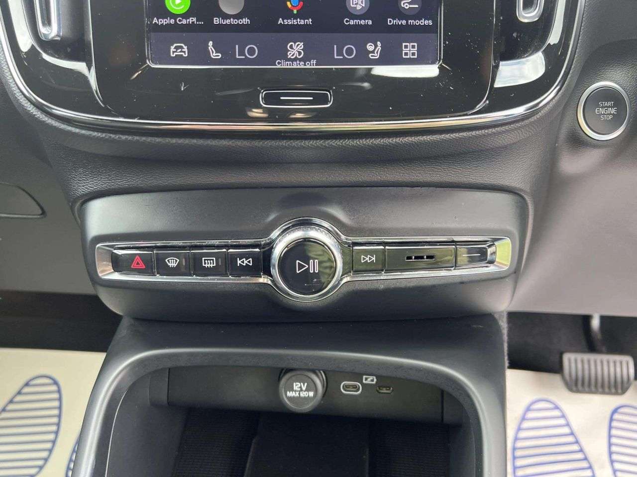 2025 VOLVO XC40 2025 VOLVO XC40