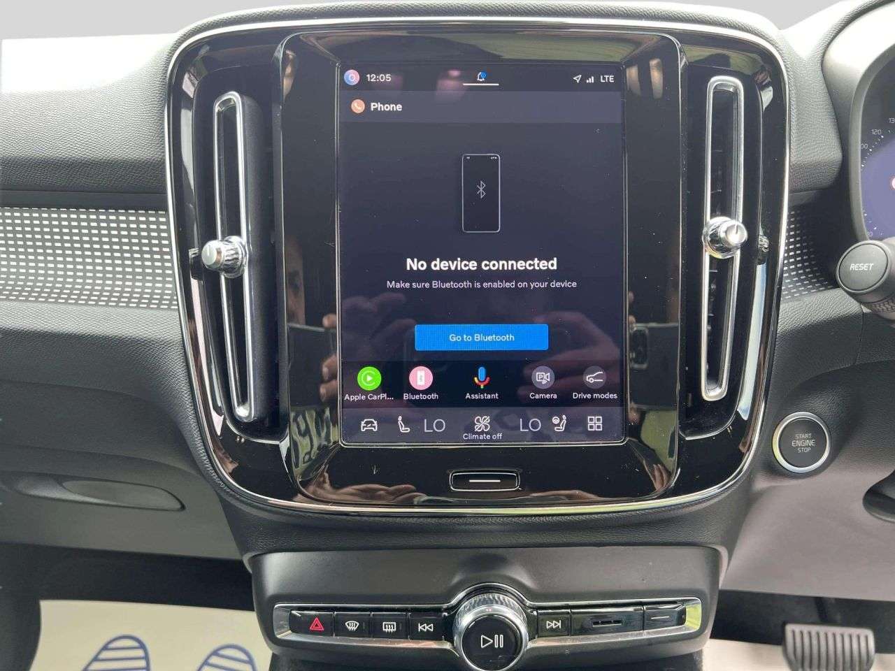 2025 VOLVO XC40 2025 VOLVO XC40
