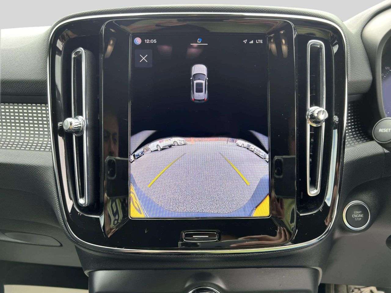 2025 VOLVO XC40 2025 VOLVO XC40