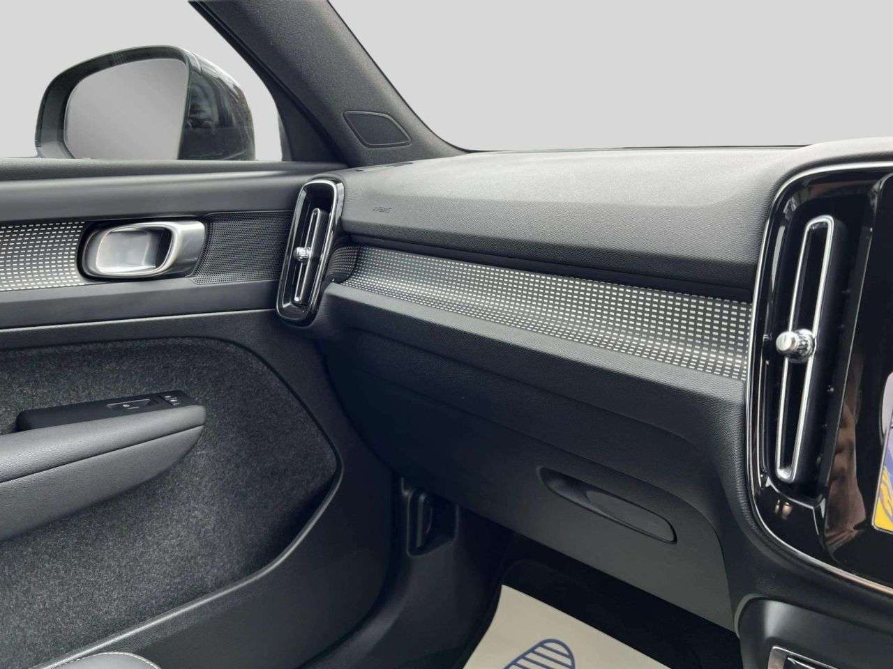 2025 VOLVO XC40 2025 VOLVO XC40