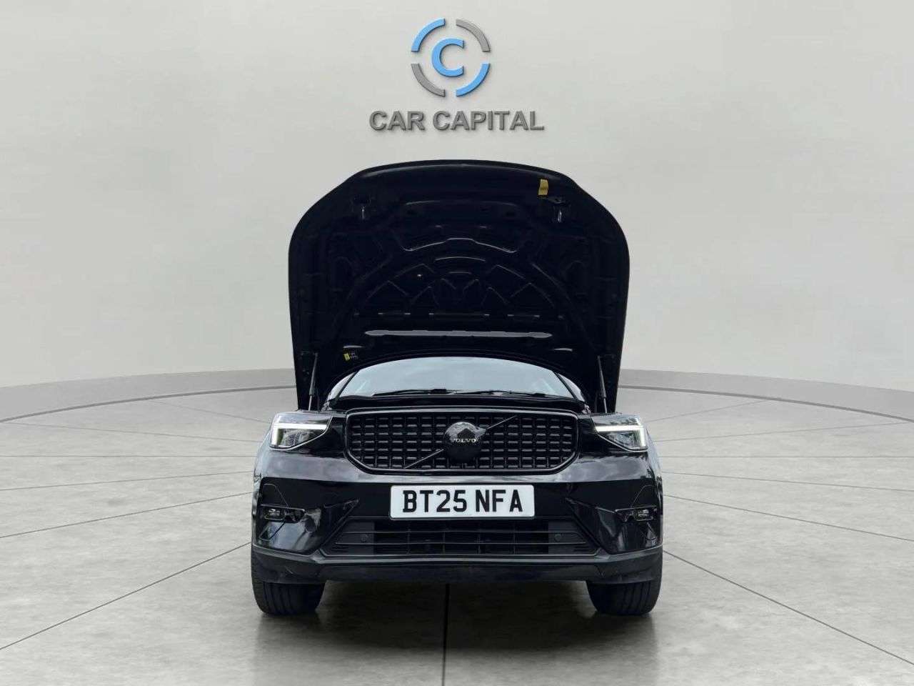 2025 VOLVO XC40 2025 VOLVO XC40