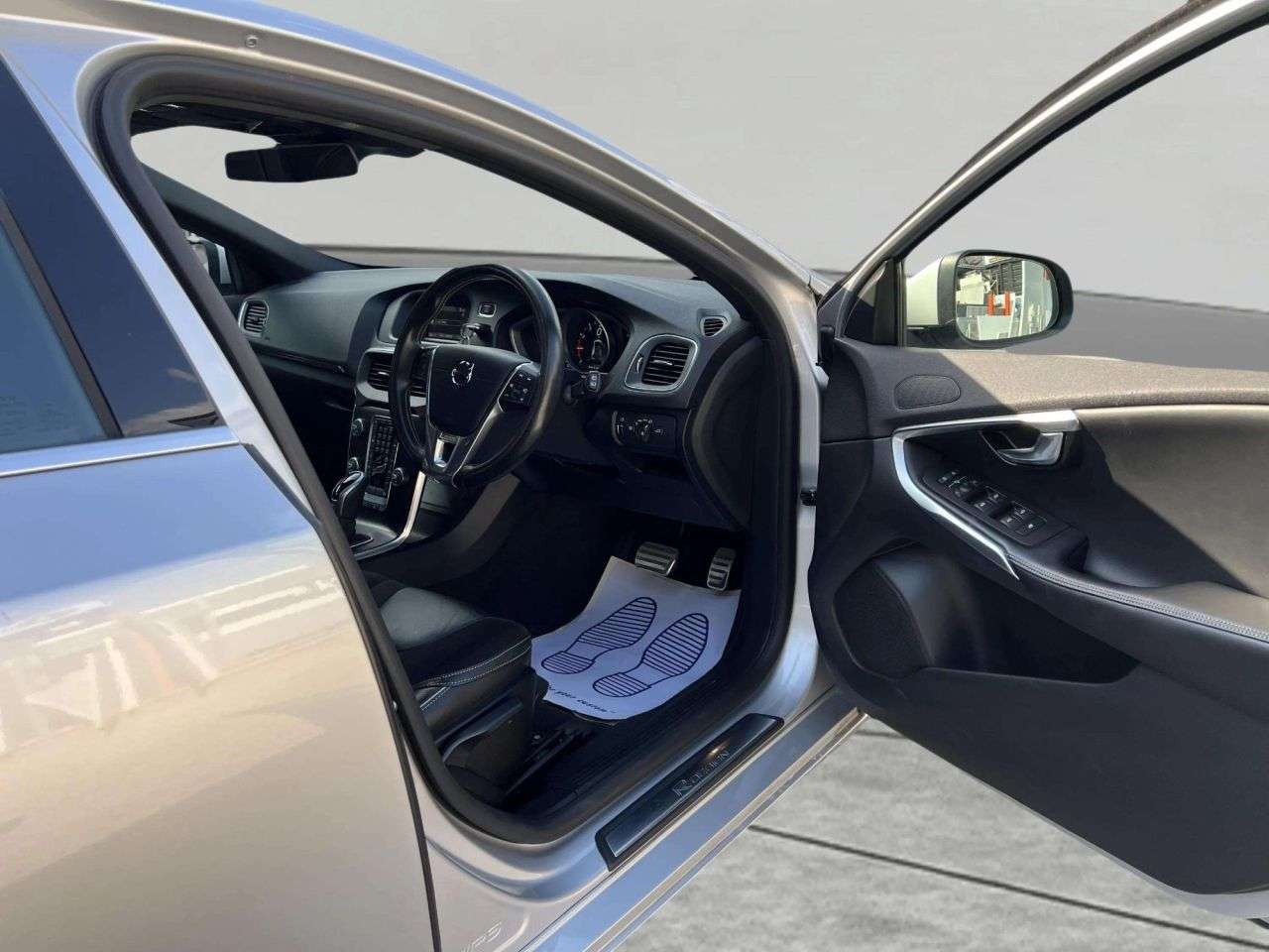 2018 VOLVO V40 2018 VOLVO V40