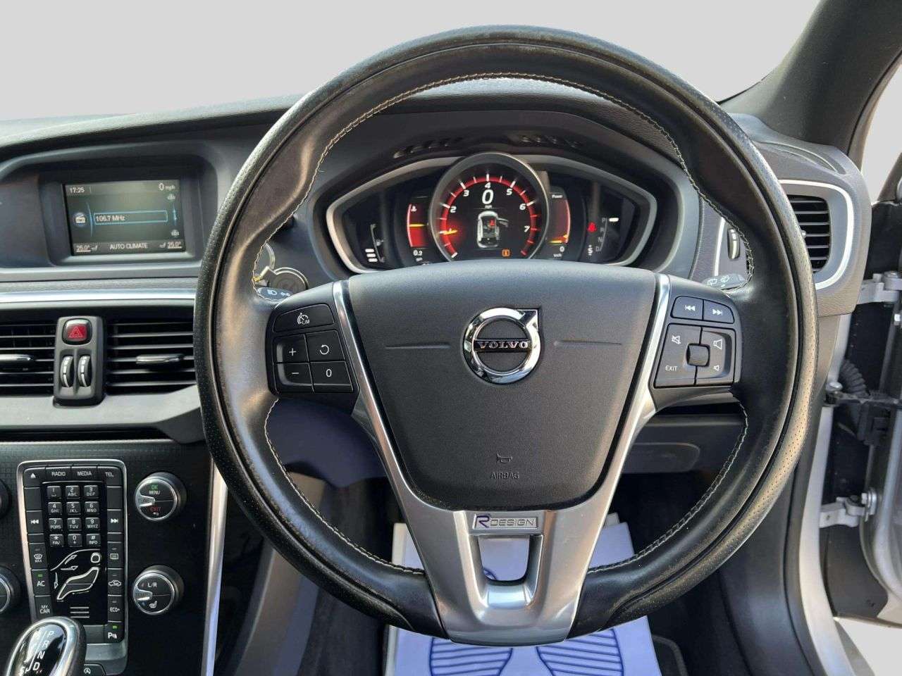 2018 VOLVO V40 2018 VOLVO V40