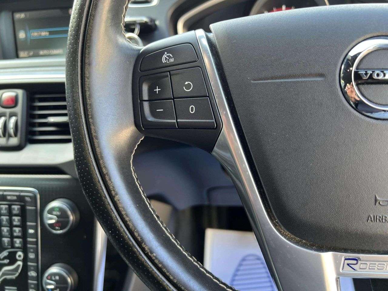 2018 VOLVO V40 2018 VOLVO V40