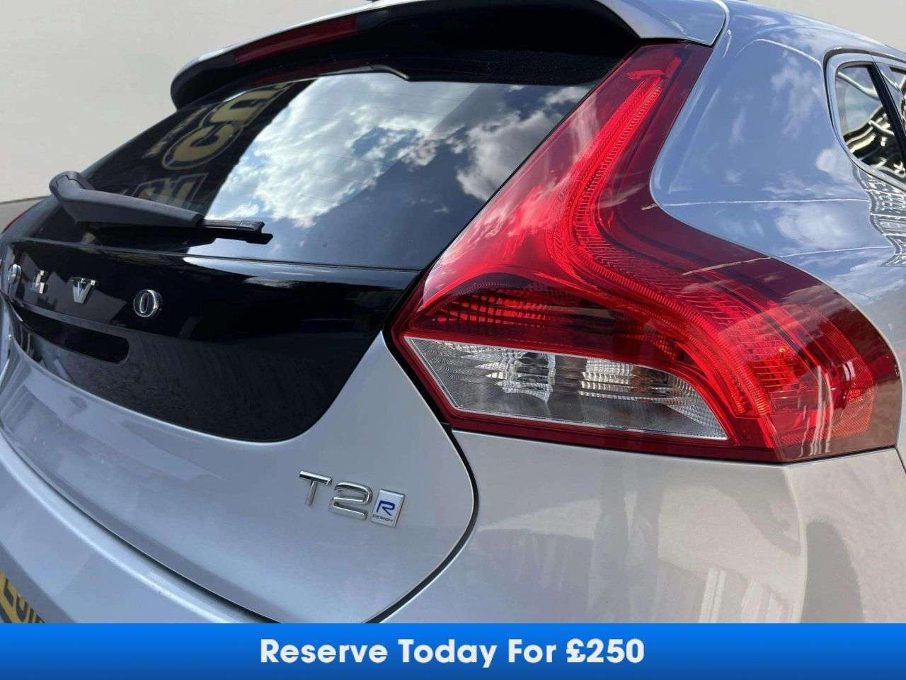 2018 VOLVO V40 2018 VOLVO V40