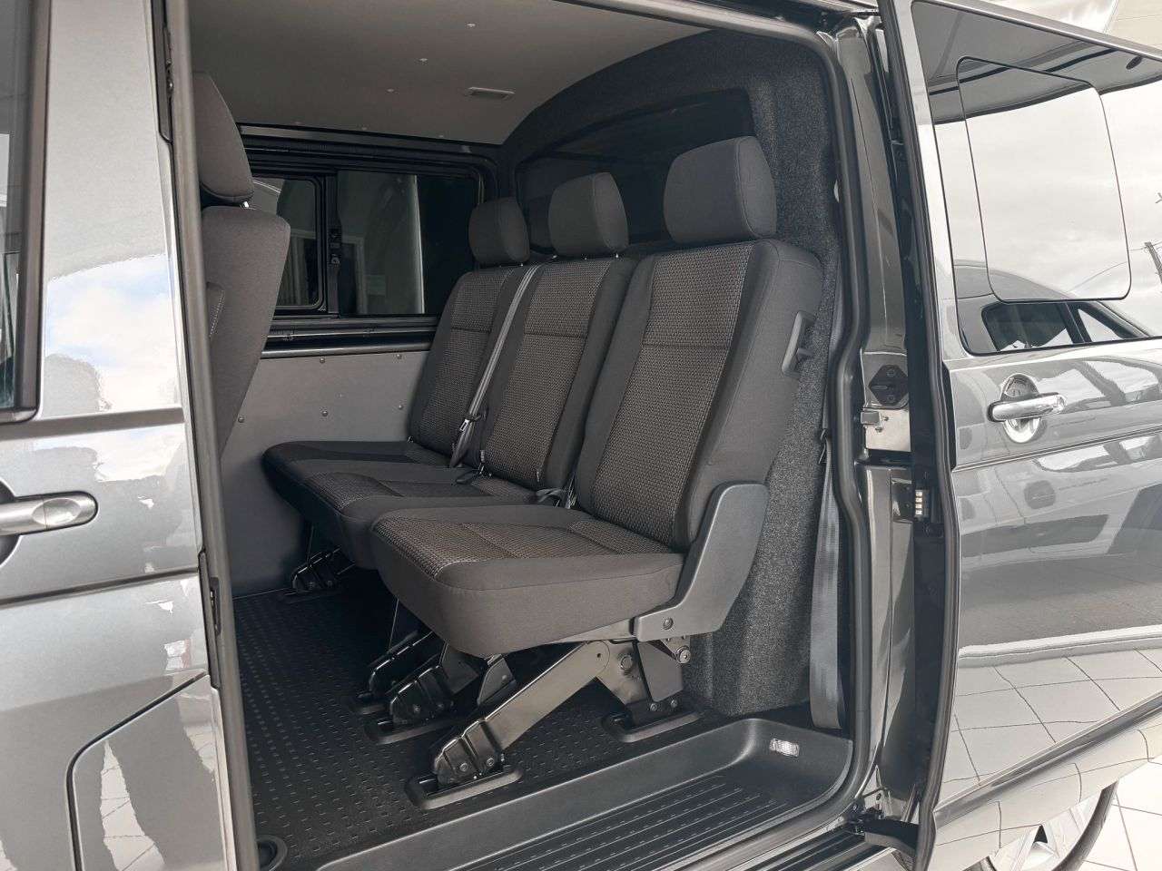 A 2020 VOLKSWAGEN TRANSPORTER 2.0 BiTDI T32 Highline Kombi Double Cab 5dr Diesel DSG FWD SWB Euro 6 (s/s) A 2020 VOLKSWAGEN TRANSPORTER 2.0 BiTDI T32 Highline Kombi Double Cab 5dr Diesel DSG FWD SWB Euro 6 (s/s)