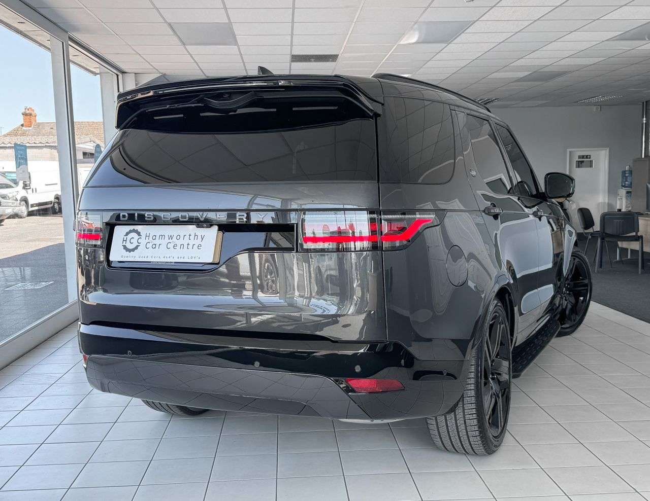 A 2023 LAND ROVER DISCOVERY 3.0 D300 MHEV Dynamic HSE 5 SEATS - NO VAT - SUV 5dr Diesel Auto ELEC TOW B A 2023 LAND ROVER DISCOVERY 3.0 D300 MHEV Dynamic HSE 5 SEATS - NO VAT - SUV 5dr Diesel Auto ELEC TOW B