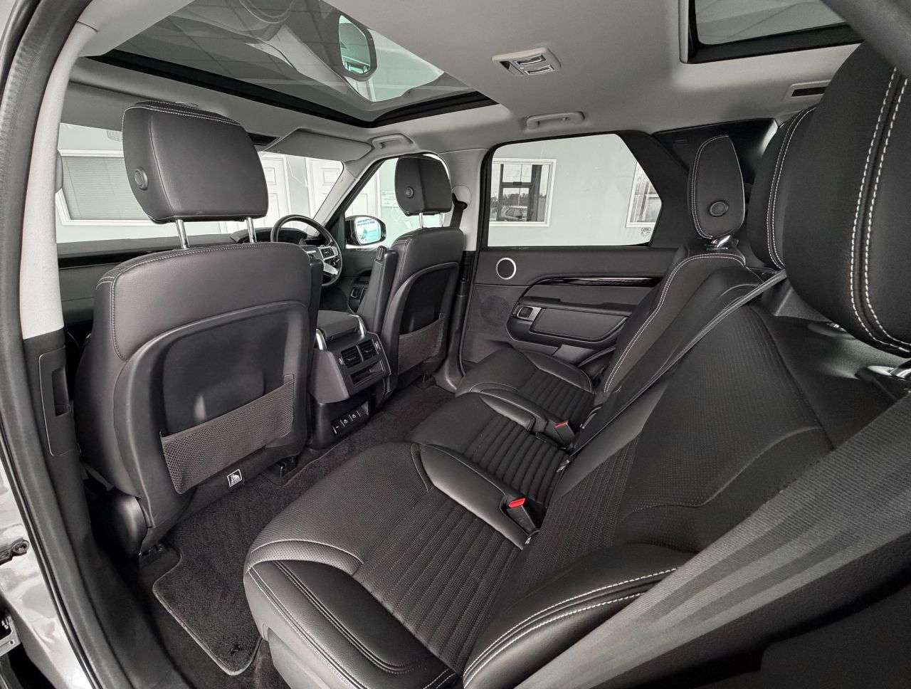 A 2022 LAND ROVER DISCOVERY 3.0 D300 VAT QUALIFYING MHEV SUV BIG SPEC 5dr Diesel Auto 4WD Euro 6 (s/s) A 2022 LAND ROVER DISCOVERY 3.0 D300 VAT QUALIFYING MHEV SUV BIG SPEC 5dr Diesel Auto 4WD Euro 6 (s/s)