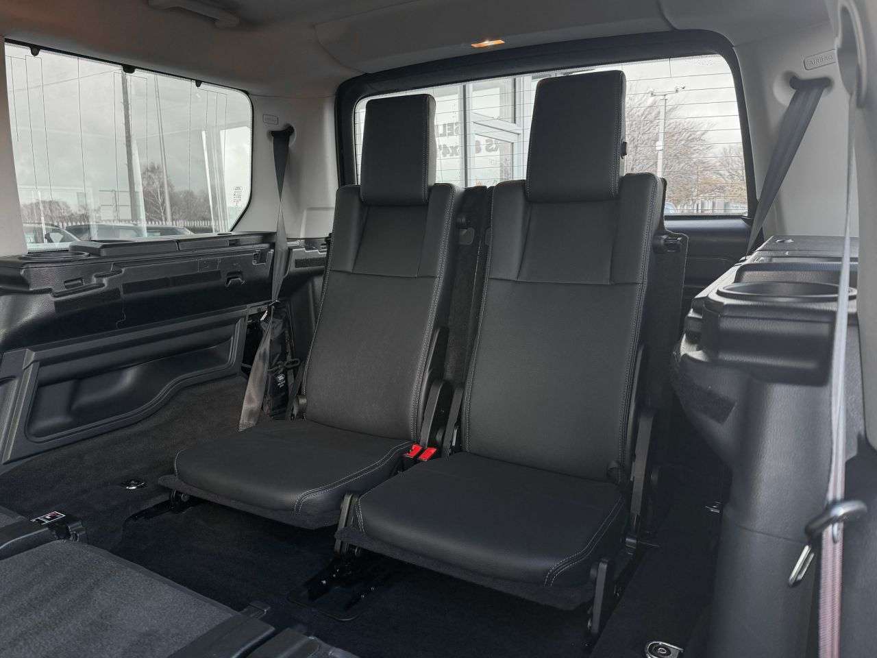 A 2016 LAND ROVER DISCOVERY 4 3.0 SD V6 Graphite SUV 5dr Diesel Auto 4WD Euro 6 (s/s) (256 bhp) HEATED SE A 2016 LAND ROVER DISCOVERY 4 3.0 SD V6 Graphite SUV 5dr Diesel Auto 4WD Euro 6 (s/s) (256 bhp) HEATED SE