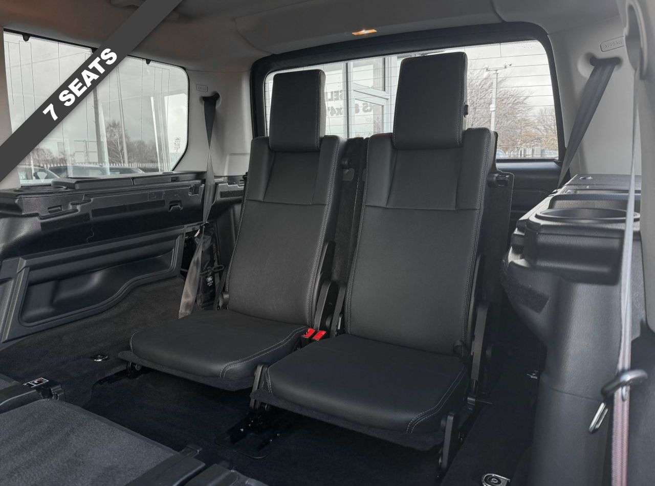 A 2016 LAND ROVER DISCOVERY 4 3.0 SD V6 Graphite SUV 5dr Diesel Auto 4WD Euro 6 (s/s) (256 bhp) HEATED SE A 2016 LAND ROVER DISCOVERY 4 3.0 SD V6 Graphite SUV 5dr Diesel Auto 4WD Euro 6 (s/s) (256 bhp) HEATED SE