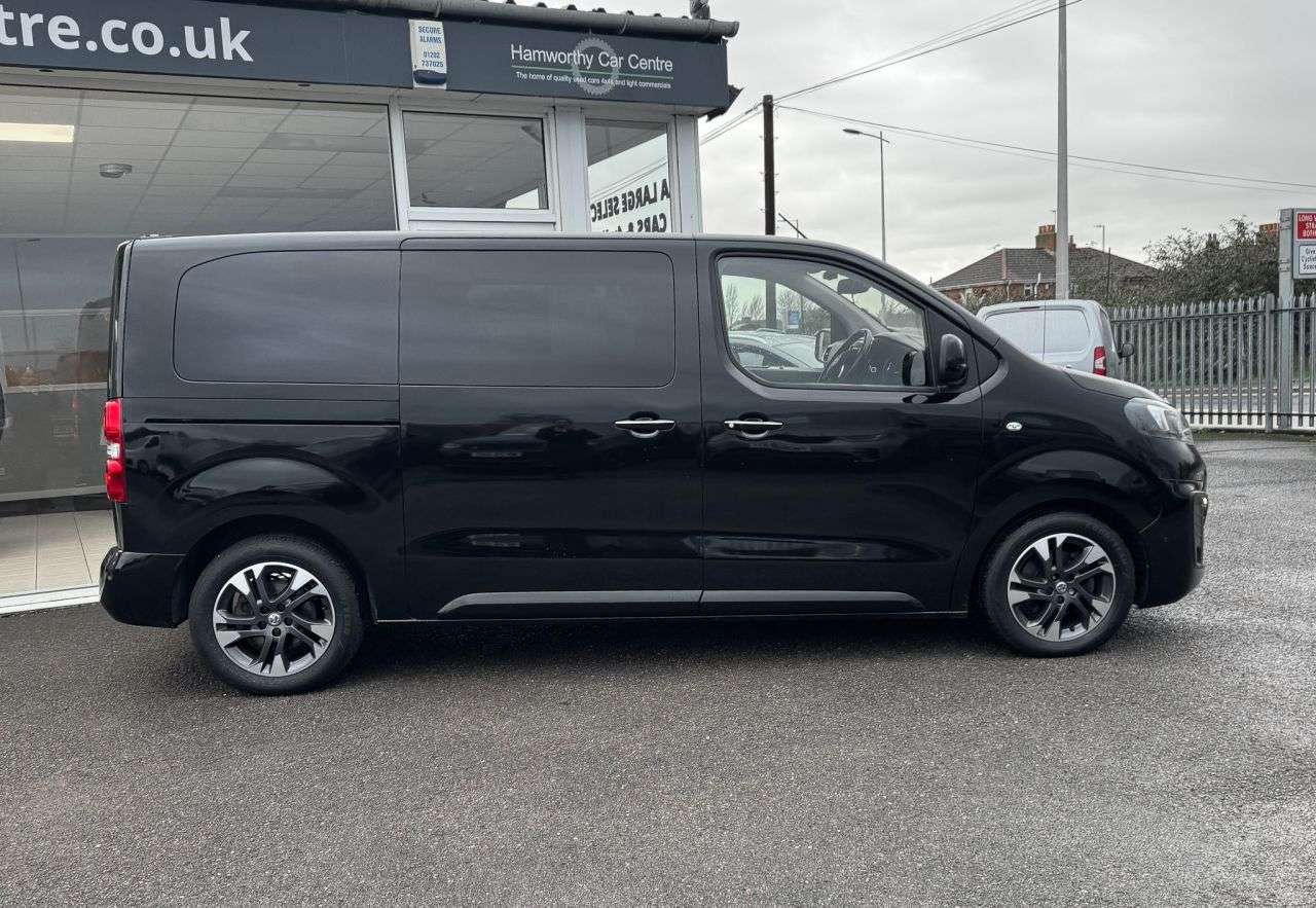 A 2020 VAUXHALL VIVARO LIFE 2.0 Turbo D Elite L MPV 5dr Diesel Auto LWB Euro 6 (s/s) (7 Seat) (180 ps) A 2020 VAUXHALL VIVARO LIFE 2.0 Turbo D Elite L MPV 5dr Diesel Auto LWB Euro 6 (s/s) (7 Seat) (180 ps)