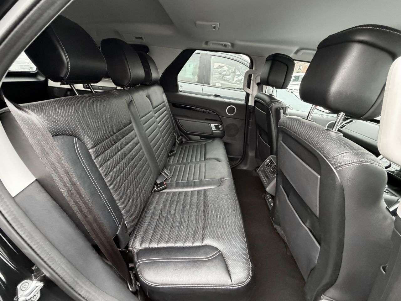 A 2021 LAND ROVER DISCOVERY 3.0 D300 MHEV SE 5 SEATS SUV 5dr Diesel Auto 4WD Euro 6 (s/s) (300 ps) 3D R A 2021 LAND ROVER DISCOVERY 3.0 D300 MHEV SE 5 SEATS SUV 5dr Diesel Auto 4WD Euro 6 (s/s) (300 ps) 3D R